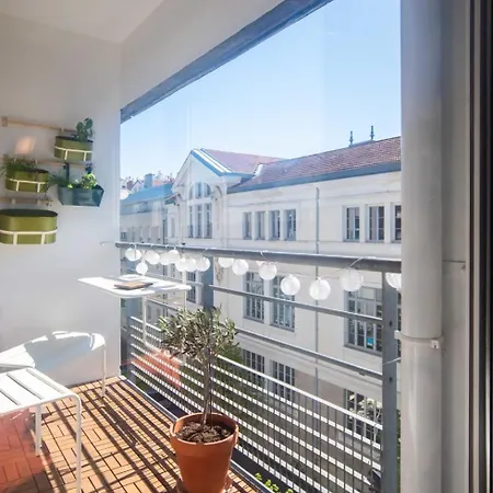 Charming And Spacious 68 M ליון