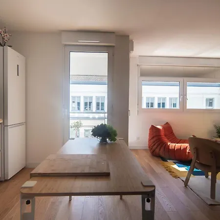 Charming And Spacious 68 M ליון